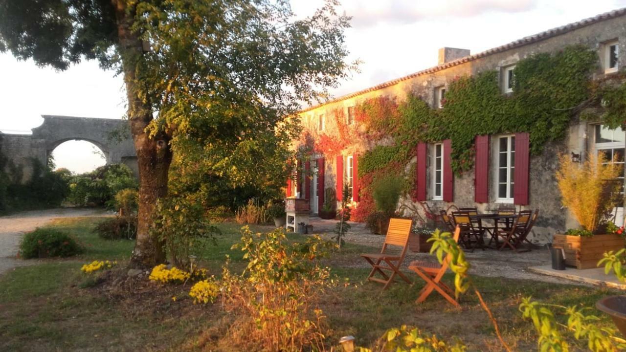 Вилла Logis De Bois Roche Saint-Bonnet-sur-Gironde Экстерьер фото